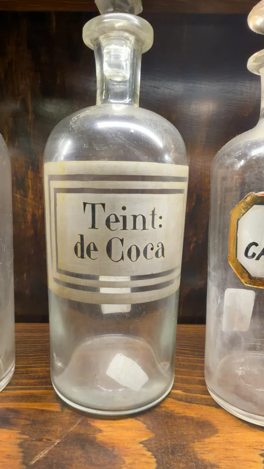 Teint: de Coca Apothecary Bottle